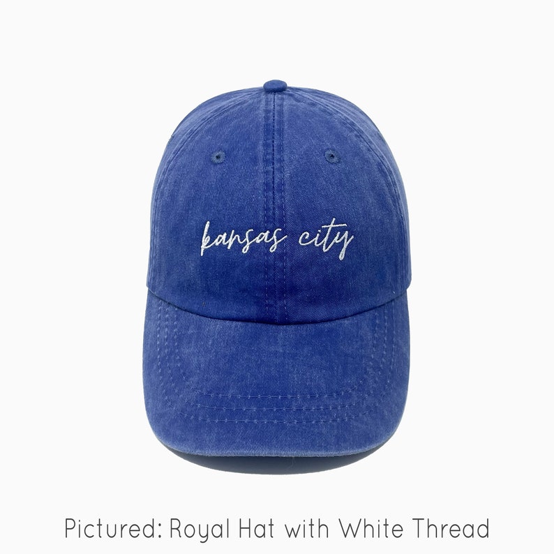 Puede incluir: Una gorra de b&eacute;isbol azul real con bordado blanco que dice "kansas city".