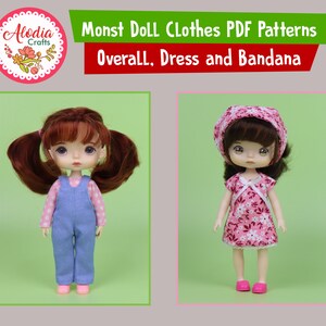 Puede incluir: Dos muñecas con atuendos diferentes. La muñeca de la izquierda lleva un mono azul con una camisa rosa de lunares. La muñeca de la derecha lleva un vestido rosa floral con una diadema a juego. El texto "Monst Doll Clothes PDF Patterns Overall, Dress and Bandana" está en la parte superior de la imagen.