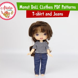 Puede incluir: Una muñeca con una camiseta a rayas blancas y negras y pantalones vaqueros azules. La muñeca tiene el pelo castaño y los ojos azules. La imagen se titula "Monst Doll Clothes PDF Patterns T-shirt and Jeans".