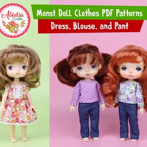 Puede incluir: Tres muñecas con diferentes atuendos. La muñeca de la izquierda lleva un vestido floral. La muñeca del centro lleva una camisa de lunares morados y pantalones vaqueros azules. La muñeca de la derecha lleva una camisa floral y pantalones vaqueros azules. Las muñecas están de pie sobre un fondo rosa. El texto "Monst Doll Clothes PDF Patterns Dress, Blouse, and Pant" está en la parte superior de la imagen.