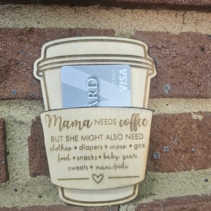 Regalo para futuras mamás en Babyshower/Tarjeta de regalo con taza de café/Mamá necesita café grabada en madera/Tarjeta Visa Amazon de Starbucks, Dutch Bros, Dunkin Donuts