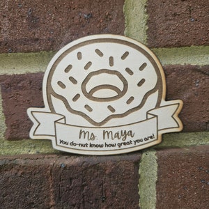 Portatarjetas de regalo con forma de donut/Portamonedas exclusivo grabado en madera/Starbucks Dutch Bros Dunkin Donuts Krispy Kreme/Regalos de agradecimiento para cumpleaños festivos