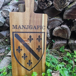 Tabla de madera para embutidos personalizada de Bosnia BIH/Bandeja de servicio personalizada de madera de acacia/Monograma clásico elegante rectangular cuadrado/Regalo de cierre Bosna