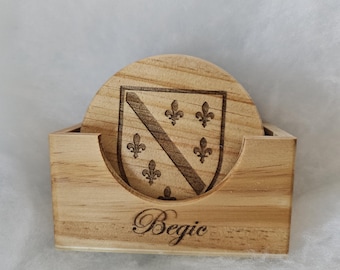 Posavasos de madera con escudo bosnio y flor de lis grabada, soporte personalizado
