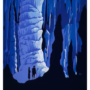 Op de afbeelding: Een vintage reisposter met een blauwe en zwarte illustratie van een grot met een grote stalagmiet en twee figuren die bij de ingang staan. De tekst "SEE AMERICA" en "UNITED STATES TRAVEL BUREAU" staat onderaan de poster.