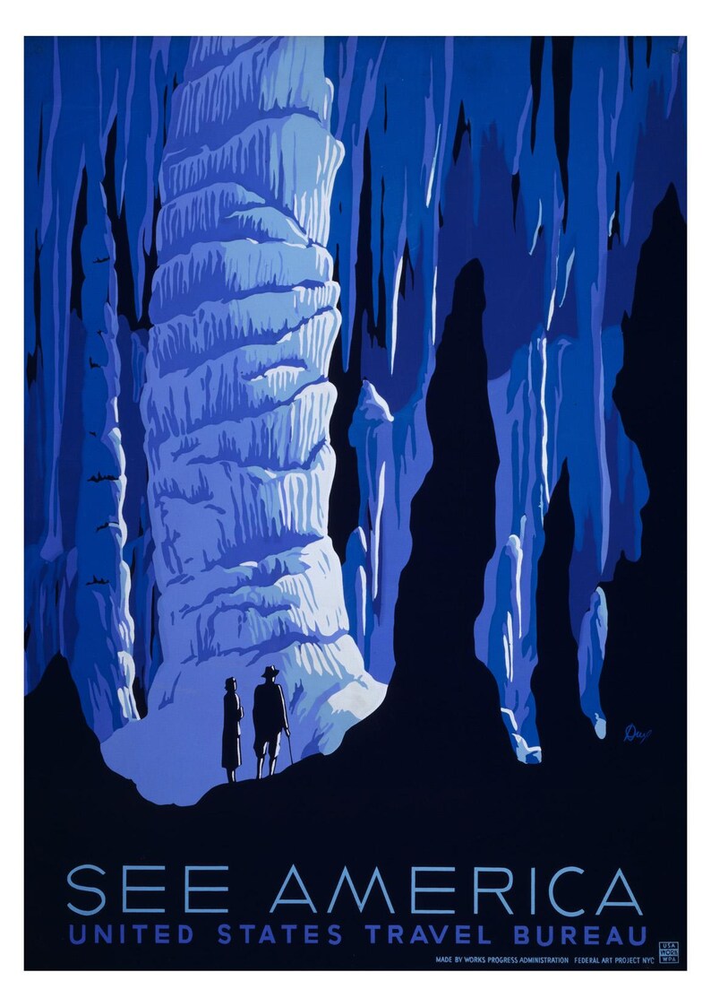 Op de afbeelding: Een vintage reisposter met een blauwe en zwarte illustratie van een grot met een grote stalagmiet en twee figuren die bij de ingang staan. De tekst "SEE AMERICA" en "UNITED STATES TRAVEL BUREAU" staat onderaan de poster.