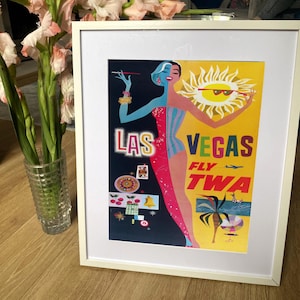 Op de afbeelding: Een vintage reisposter die reclame maakt voor een reis naar Las Vegas. De poster toont een vrouw in een rood-blauwe jurk, een gele zon met een zonnebril en de tekst "Las Vegas Fly TWA".