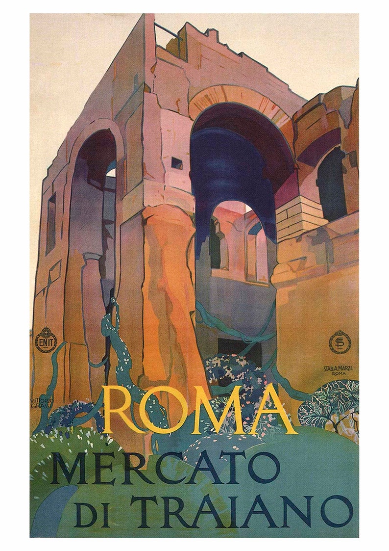 Op de afbeelding: Een vintage reisposter die reclame maakt voor de Mercato di Traiano in Rome, Itali&euml;. De poster toont een kleurrijke illustratie van de ru&iuml;nes van de Trajanusmarkt, met een gele tekstoverlay die "ROMA MERCATO DI TRAIANO" luidt.