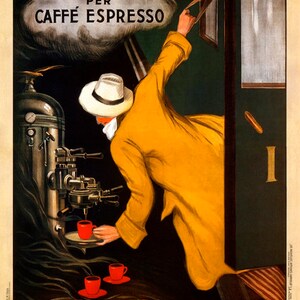 Puede incluir: Anuncio italiano vintage de espresso "La Victoria Arduino". Una persona con abrigo amarillo y sombrero blanco vierte espresso en una taza roja. El cartel presenta texto verde y rojo, con varias tazas rojas sobre platillos.