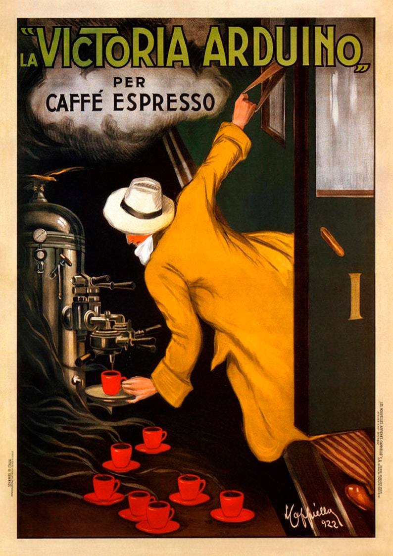 Puede incluir: Anuncio italiano vintage de espresso "La Victoria Arduino". Una persona con abrigo amarillo y sombrero blanco vierte espresso en una taza roja. El cartel presenta texto verde y rojo, con varias tazas rojas sobre platillos.
