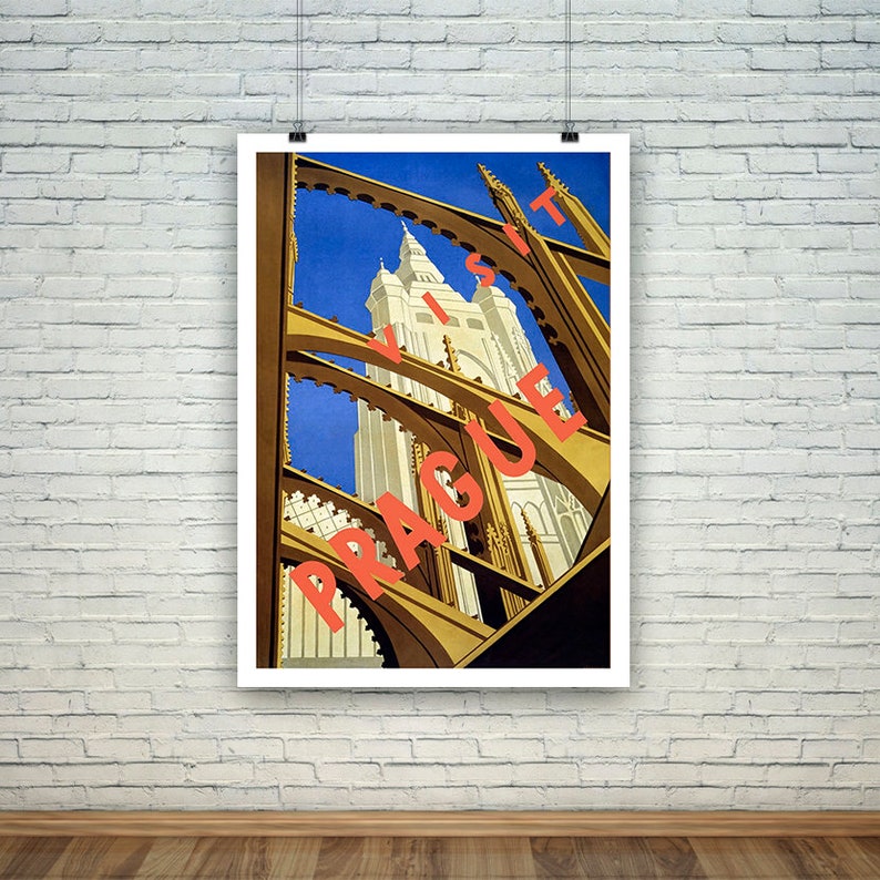 Puede incluir: Un cartel de viaje vintage que anuncia una visita a Praga. El cartel presenta una ilustraci&oacute;n estilizada de una iglesia con un cielo azul y las palabras "VISIT PRAGUE" en letras rojas.