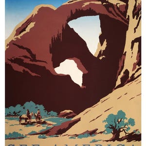 Op de afbeelding: Een vintage reisposter die reclame maakt voor een reis om Amerika te zien. De poster toont een grote, rode rotsformatie met een natuurlijke boog. De tekst "See America" en "United States Travel Bureau" staat in blauw gedrukt onderaan de poster.
