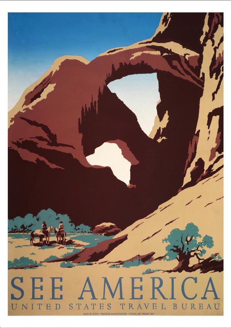 Op de afbeelding: Een vintage reisposter die reclame maakt voor een reis om Amerika te zien. De poster toont een grote, rode rotsformatie met een natuurlijke boog. De tekst "See America" en "United States Travel Bureau" staat in blauw gedrukt onderaan de poster.