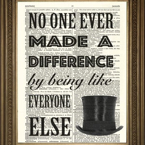 Peut inclure: Citation typographique en noir et blanc sur une page de dictionnaire vintage avec un chapeau haut de forme noir. La citation dit : « Personne n'a jamais fait la différence en étant comme tout le monde. »