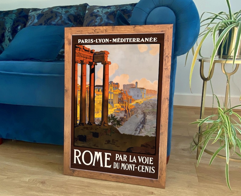 Op de afbeelding: Vintage reisposter dat een treinreis naar Rome, Frankrijk, adverteert. De poster toont een kleurrijke illustratie van Romeinse ru&iuml;nes en de tekst "Paris-Lyon-M&eacute;diterran&eacute;e ROME Par la voie du Mont-Cenis".