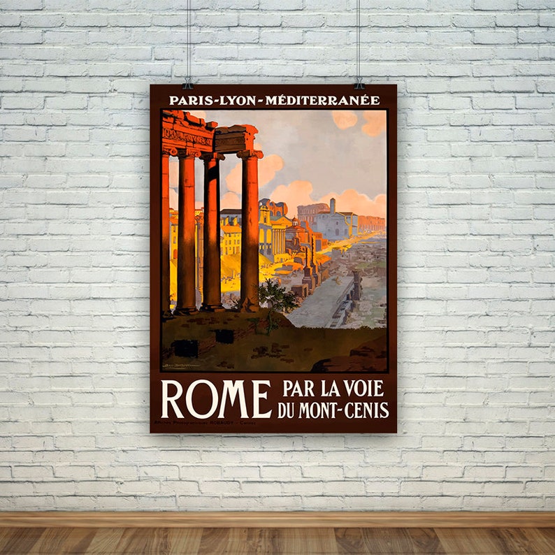 Op de afbeelding: Vintage reisposter dat een treinreis naar Rome, Itali&euml;, adverteert. De poster toont een kleurrijke illustratie van het Forum Romanum met de tekst "Paris-Lyon-M&eacute;diterran&eacute;e Rome Par La Voie Du Mont-Cenis".