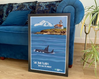 Puede incluir: Un póster de estilo vintage con una combinación de colores azul, verde y blanco que representa un faro en una pequeña isla con una montaña en el fondo. El póster dice "San Juan Islands National Monument, Washington" y presenta una ilustración en blanco y negro de dos orcas nadando en el agua.