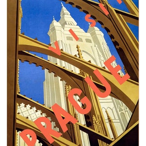 Puede incluir: Un cartel de viaje vintage que anuncia una visita a Praga. El cartel presenta una vista cercana de un edificio alto y blanco con una aguja, visto a trav&eacute;s de un marco de arcos dorados. El texto "VISIT PRAGUE" est&aacute; escrito en letras rojas grandes sobre la imagen.