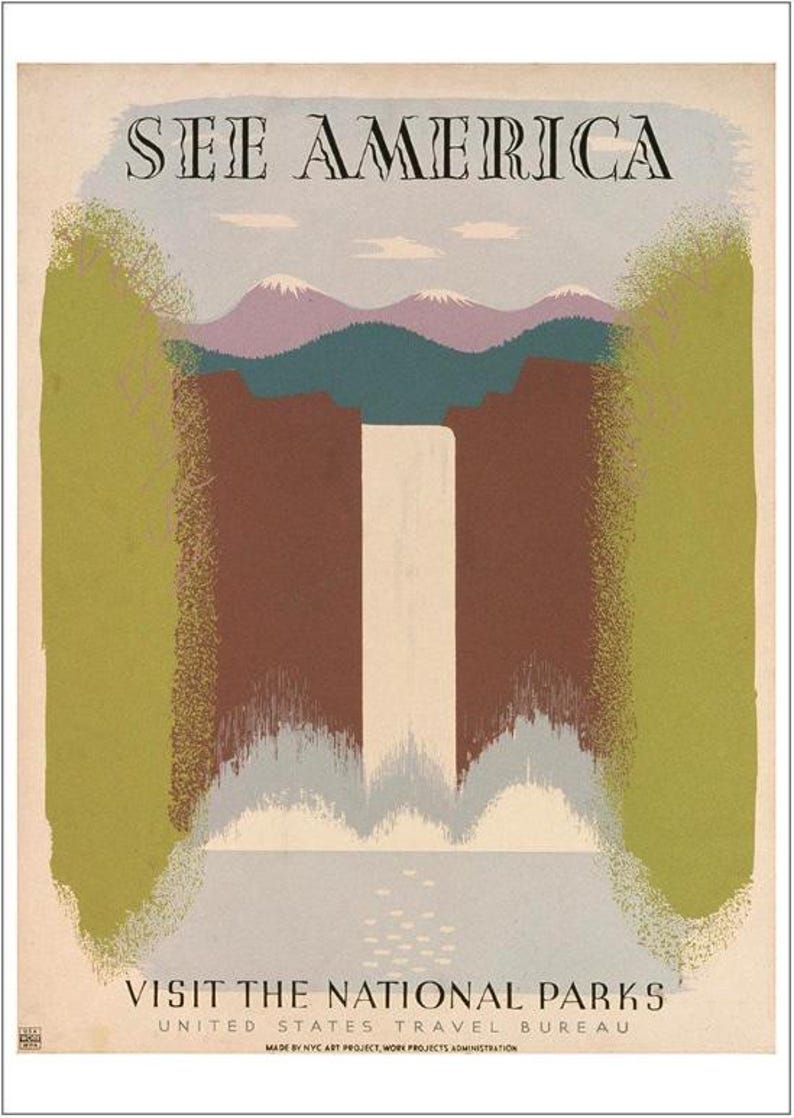 Op de afbeelding: Vintage reisposter met de tekst "See America" en "Visit the National Parks" met een gestileerde afbeelding van een waterval en bergen op de achtergrond.