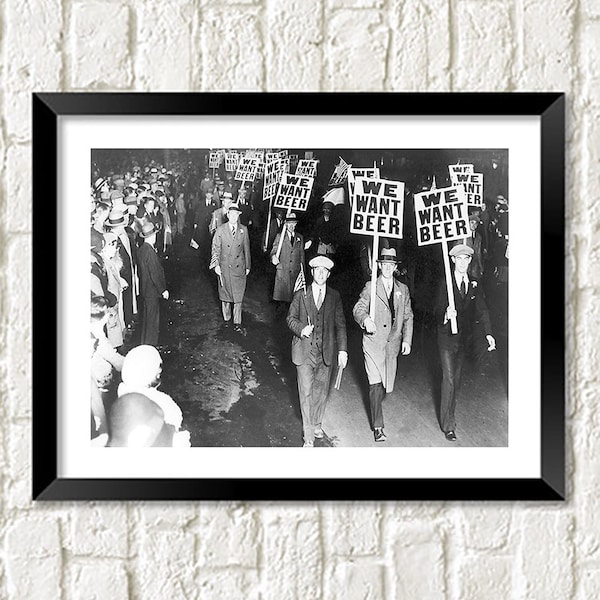 Bier Poster: We Want Beer Men Marching Fotodruck