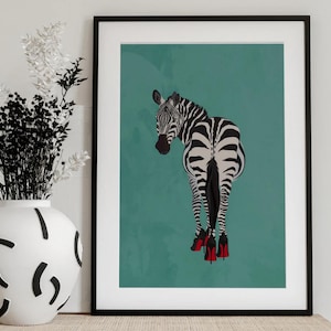 Könnte beinhalten: Gerahmter Kunstdruck mit einem Zebra in roten High Heels vor türkisblauem Hintergrund. Das Zebra ist in Schwarz-Weiß-Streifen dargestellt, von hinten betrachtet. Das Kunstwerk wird in einem schwarzen Rahmen präsentiert.