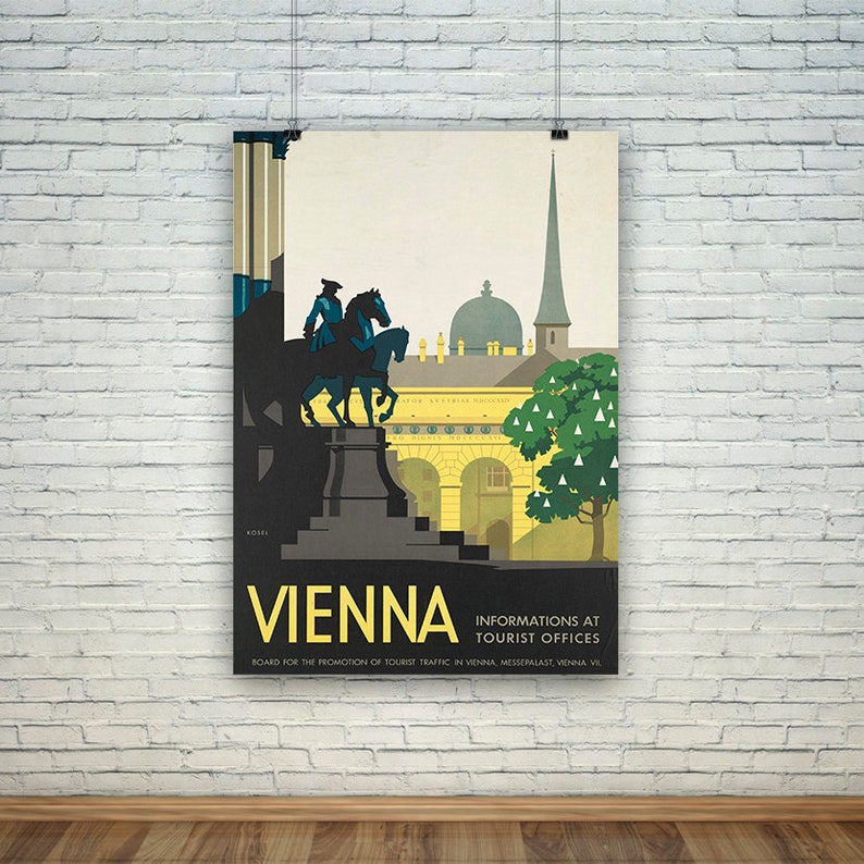 Op de afbeelding: Een vintage reisposter voor Wenen, Oostenrijk. De poster toont een zwart silhouet van een man te paard voor een geel gebouw met een groene boom. De tekst op de poster luidt "Wenen, Informatie bij de VVV, Bestuur voor de bevordering van het toerisme in Wenen, Messeralast, Wenen VI."