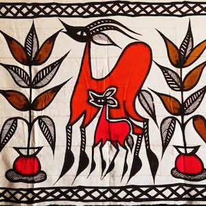 Puede incluir: Arte textil pintado a mano con una antílope y un cervatillo rojos estilizados. La obra de arte incluye elementos florales marrones y negros y un borde decorativo sobre un fondo blanco. El diseño recuerda al arte popular.