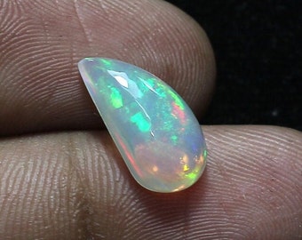 AAA Grade Natürlicher äthiopischer Opal Amazing Fire AAA Qualität Multi Fire Fancy Form Cabochon 7x14x4,5mm Größe. Welo Opal für Schmuck