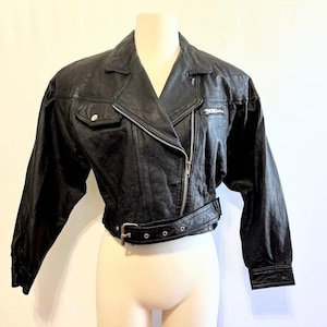 Vintage 80&#39;s 90&#39;s Women&#39;s Black Leather Cropped Belted Made in Korea Jacket by Giovanni - Small