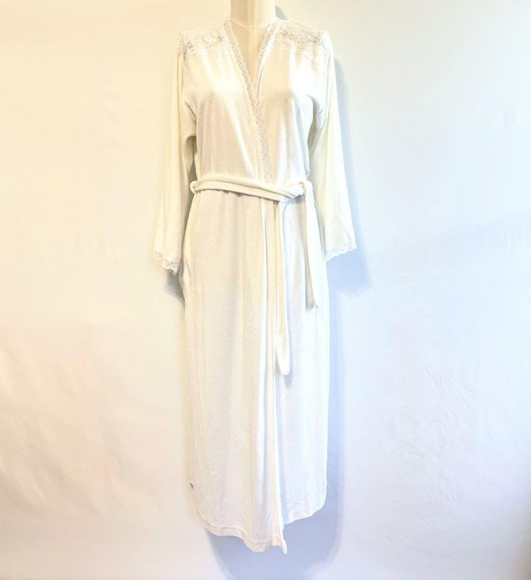 Retro White Robe Vintage White Terry Cloth Robe – Lace Trim, Embroidered Flowers, 80s ...