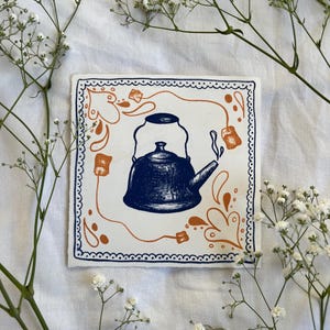 Ilustración de tetera y bolsita de té, litografía original pequeña de 15 x 15 cm, "Tetera"