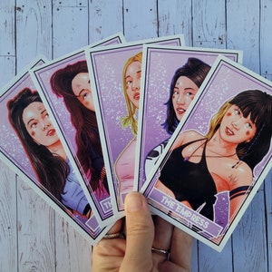 Juego de cartas del tarot K-Pop LE SSERAFIM, merchandising de K-Pop para fans de LESSERAFIM, regalo único para fans del K-Pop, cartas del tarot dibujadas a mano por Art By Ember