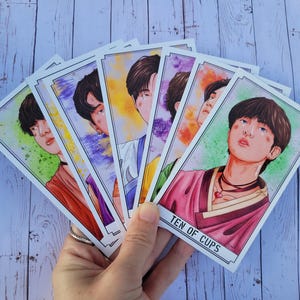 Conjunto de cartas de tarô K-Pop BTS, produtos de K-Pop para fãs de K-Pop, presente exclusivo para fãs de K-Pop, cartas de tarô desenhadas à mão, sete cartas de tarô dos membros do BTS