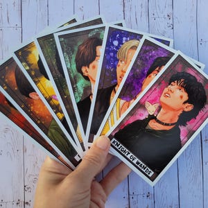 Zestaw kart tarota K-Pop Stray Kids, gadżety fanów Stray Kids K-Pop, wyjątkowy prezent dla fanów K-Pop, ręcznie rysowane karty tarota autorstwa Art By Ember