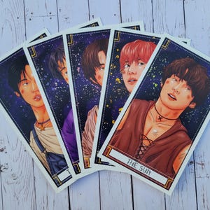 Set de cartas del tarot de K-Pop TXT, mercancía de K-Pop para fans de TXT, regalo único para fans del K-Pop, cartas del tarot dibujadas a mano, cinco cartas del tarot de miembros de TXT