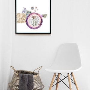 Pu&ograve; includere: Una stampa incorniciata con un design geometrico che presenta un fiore e una farfalla in un cerchio con uno sfondo di marmo. La stampa &egrave; in tonalit&agrave; di rosa, viola e bianco.