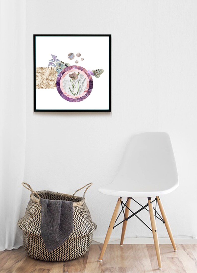 Pu&ograve; includere: Una stampa incorniciata con un design geometrico che presenta un fiore e una farfalla in un cerchio con uno sfondo di marmo. La stampa &egrave; in tonalit&agrave; di rosa, viola e bianco.
