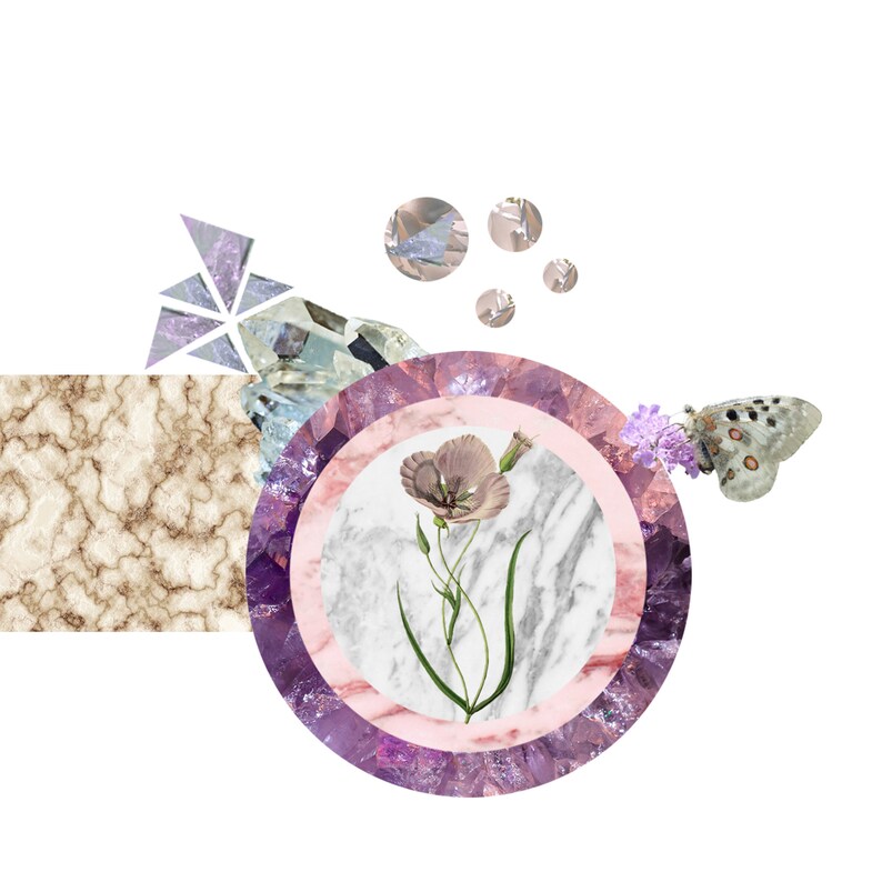 Pu&ograve; includere: Un design circolare con un bordo di ametista rosa e viola, uno sfondo di marmo bianco e un delicato fiore rosa con foglie verdi. Una farfalla con ali bianche e marroni &egrave; posata su un fiore viola.