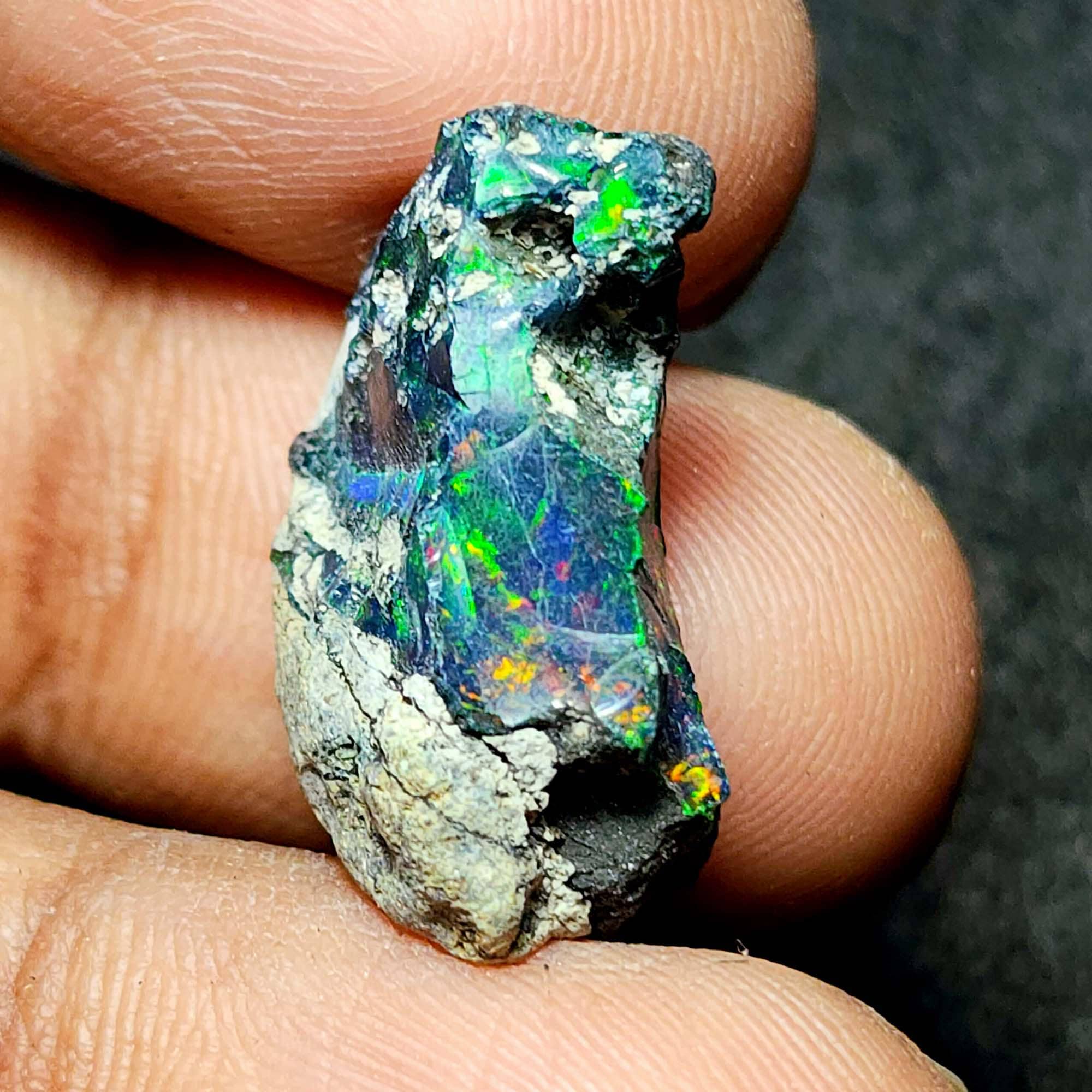 オパール、ブラックオパール原石、原石ブラックオパール、派手な
