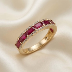 Bague en or 14 carats sertie d'un rubis rouge taille émeraude, bague de fiançailles, bague en grappe de rubis, bague d'exception, bague d'anniversaire pour femme, bague artisanale à offrir.