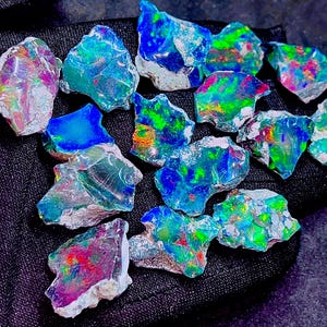 Ópalo negro etíope natural multi-fuego en bruto - Piedra de nacimiento de octubre - Ópalo en rodajas - Lote de ópalo en bruto - Ópalo en bruto al por mayor - Ópalo para la fabricación de joyas de 12-15 mm