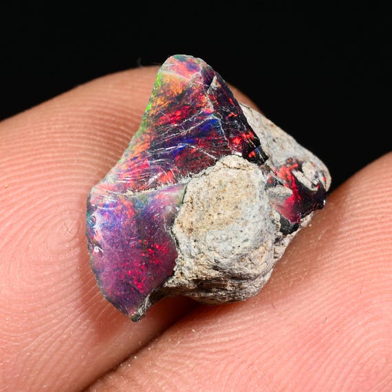 Opale Noire D'Éthiopie Welo 1,50 Carats - Coupe Ronde, Beauté Opalescente