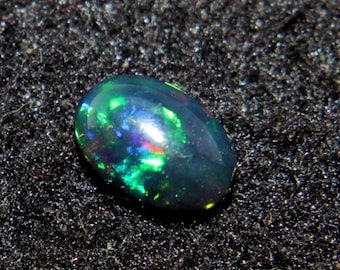 RARE !! OPALE NOIRE ET MULTICOLORE D'ETHIOPIE : 9.3 mm x 5.2