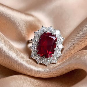 Anillo ovalado con halo de rubí rojo, anillo de compromiso de oro de 14 quilates, anillo con racimo de moissanita, anillo llamativo, anillo de aniversario para mujer, regalo de anillo hecho a mano para ella.