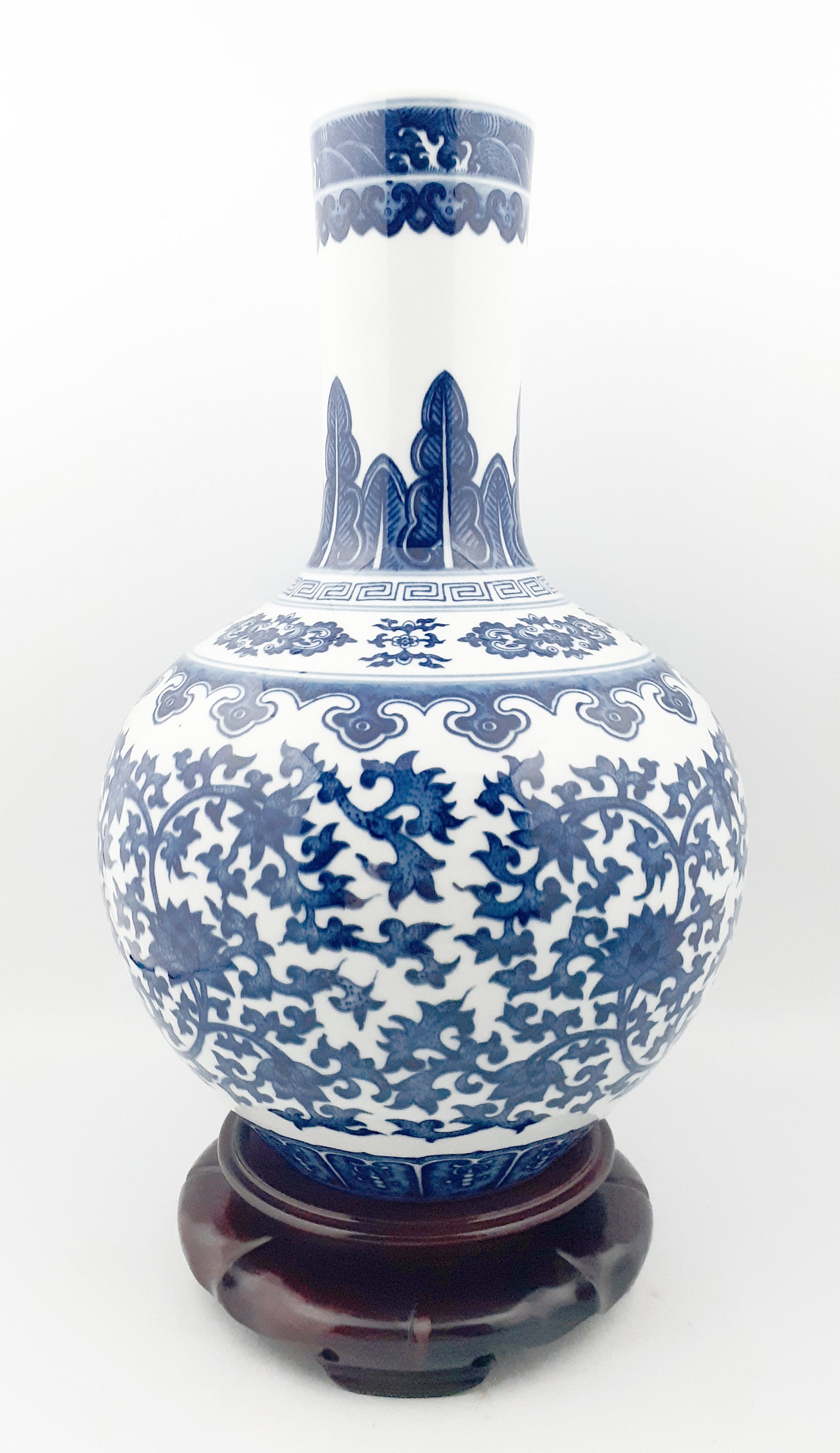 中国古美術・旧蔵の磁器・御用款青花磁器海怪紋天球瓶・置物・書道・茶道具・文房具 中国古美術・旧蔵の磁器・御用款青花磁器海怪紋天球瓶・置物