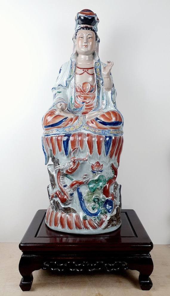 中国美術 古陶器 細密 観音菩薩像 在銘 仏像 桐箱付き 観音菩薩が座る中国の多色釉磁器の山の玉座 - Etsy 日本