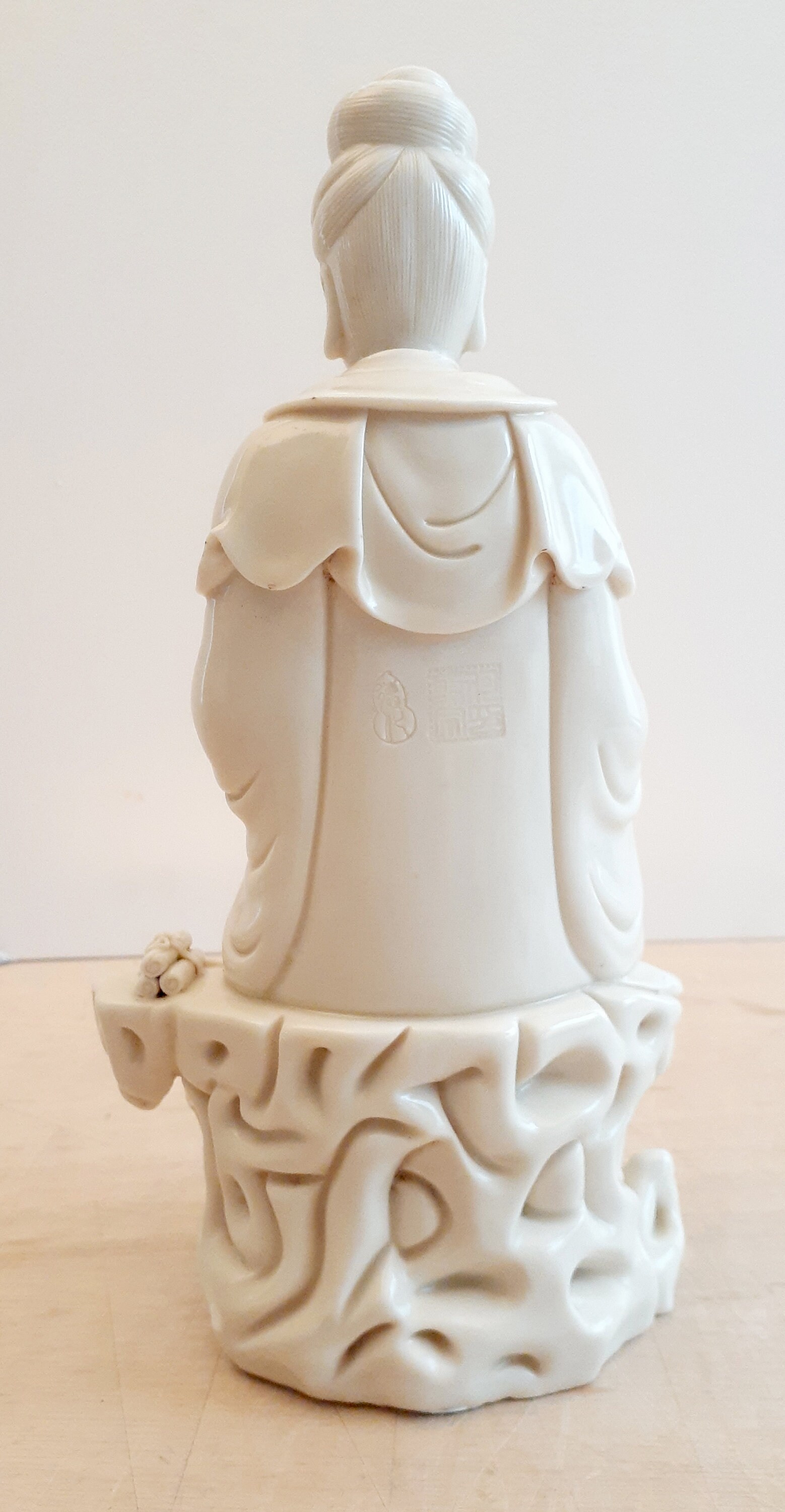 中国の徳化磁器に描かれた木の根の玉座に座る観音像 - Etsy 日本