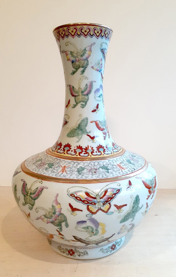 Wucai Porcelain Tianqiuping Vase - Butterfly Design Wucai Porcelain Tianqiuping Vase - Butterfly Design