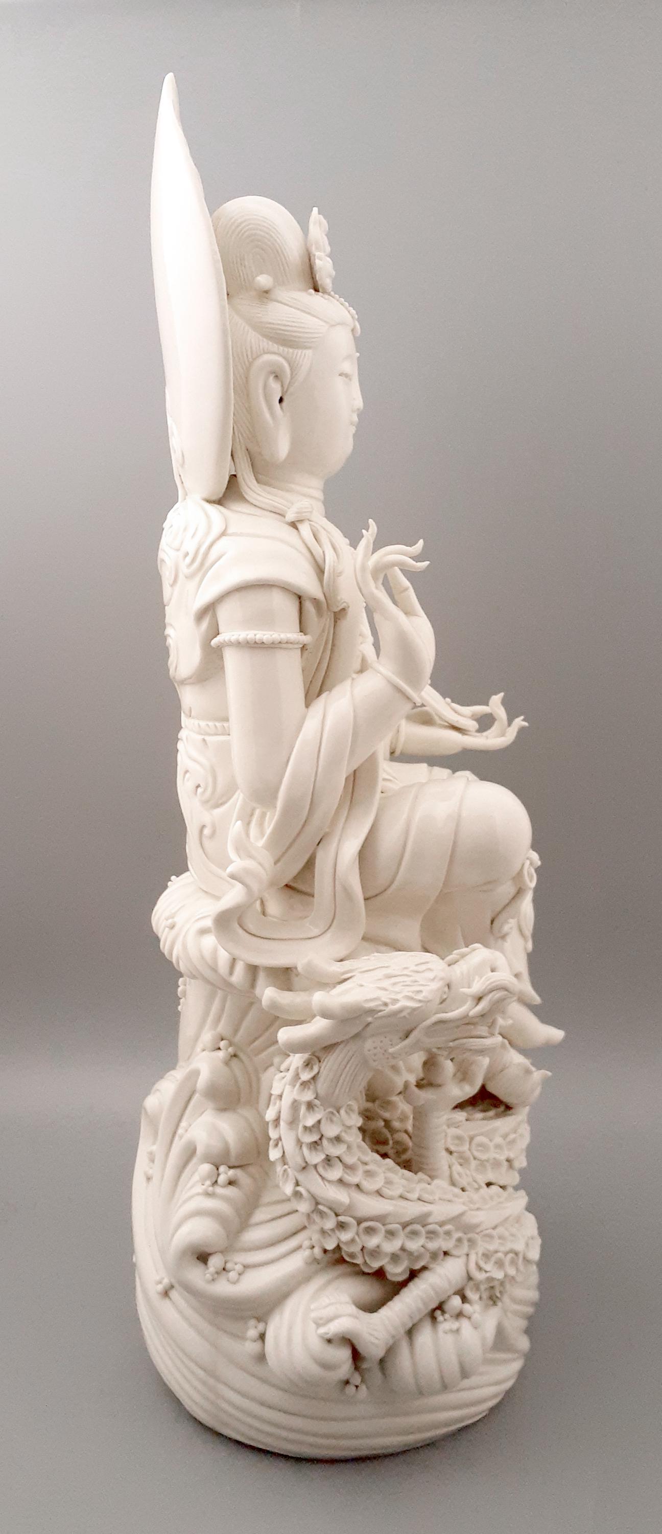 中国の徳化磁器に描かれた龍の玉座に座る観音像 - Etsy 日本