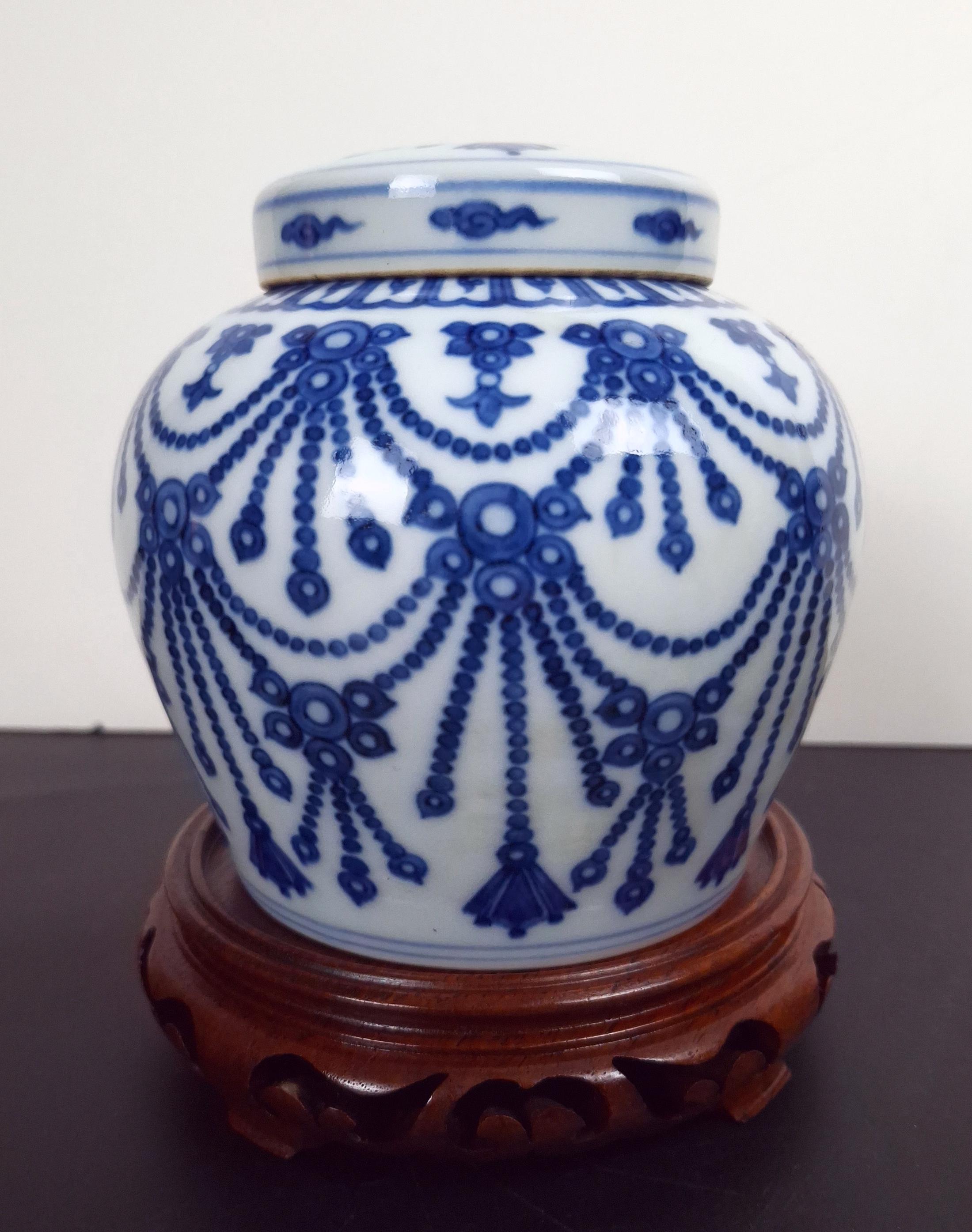 青と白の花柄の陶器の壺　中国伝統 中国の磁器の青と白の蓋付き壺 - Etsy 日本